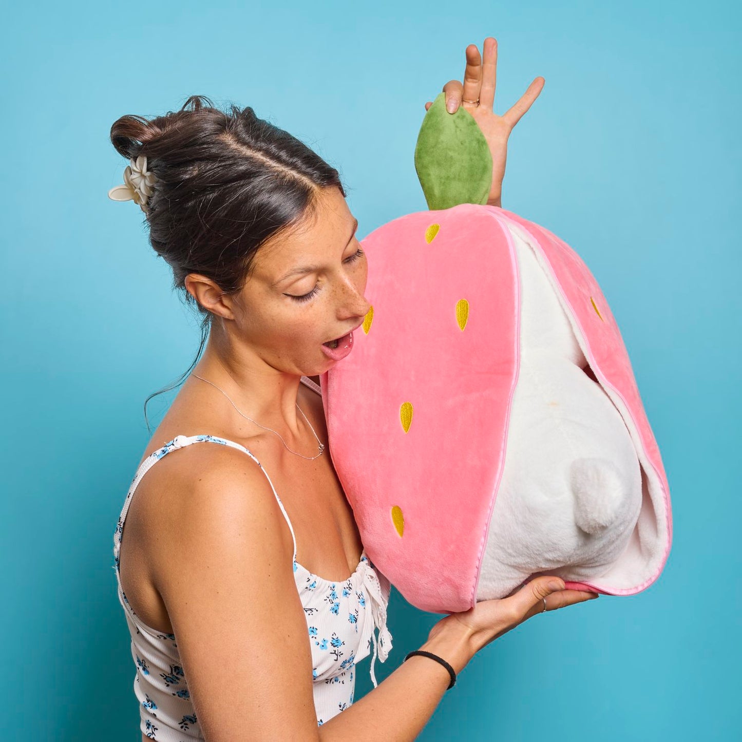 PELUCHE LAPIN SURPRISE FRAISE