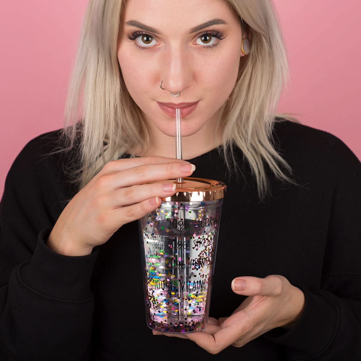 VERRE A PAILLETTES AVEC PAILLE