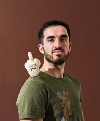 PELUCHE AIMANTEE DOIGT D HONNEUR FUCK